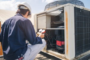 technician-checking-rooftop-unit